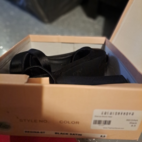 Shoes - Picture 6 of 8